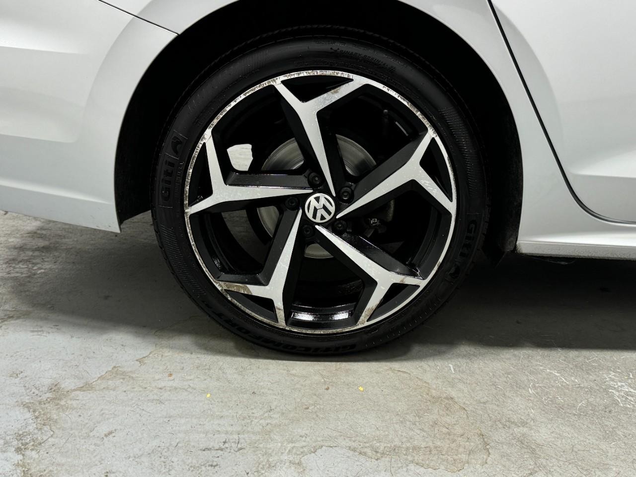 Volkswagen Passat Vehicle Full-screen Gallery Image 5