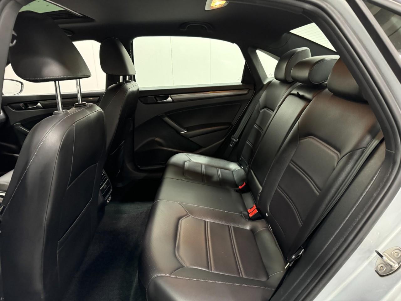 Volkswagen Passat Vehicle Full-screen Gallery Image 8