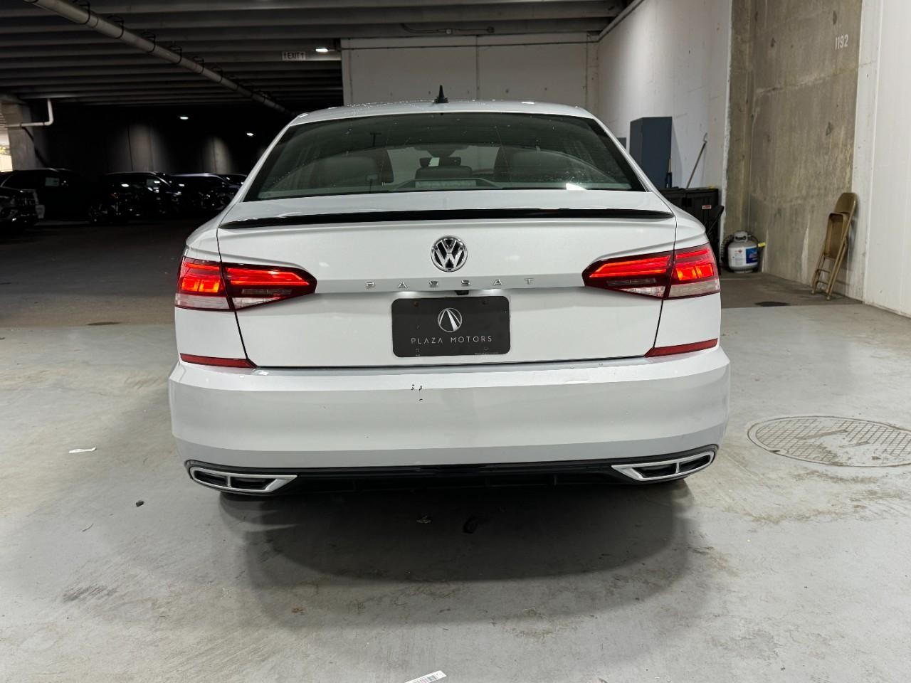 Volkswagen Passat Vehicle Full-screen Gallery Image 9