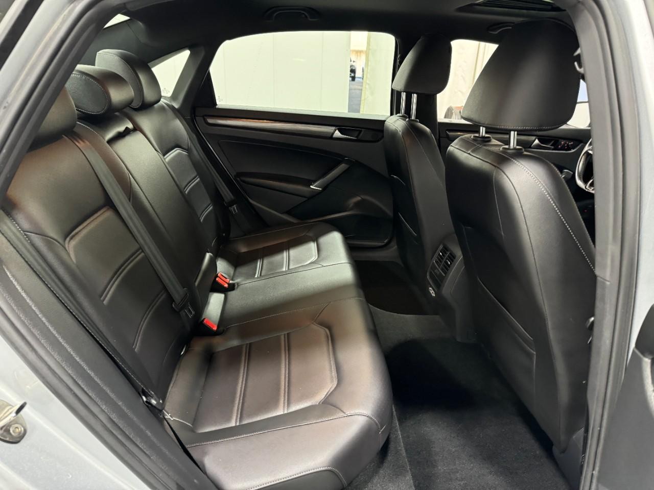 Volkswagen Passat Vehicle Full-screen Gallery Image 10