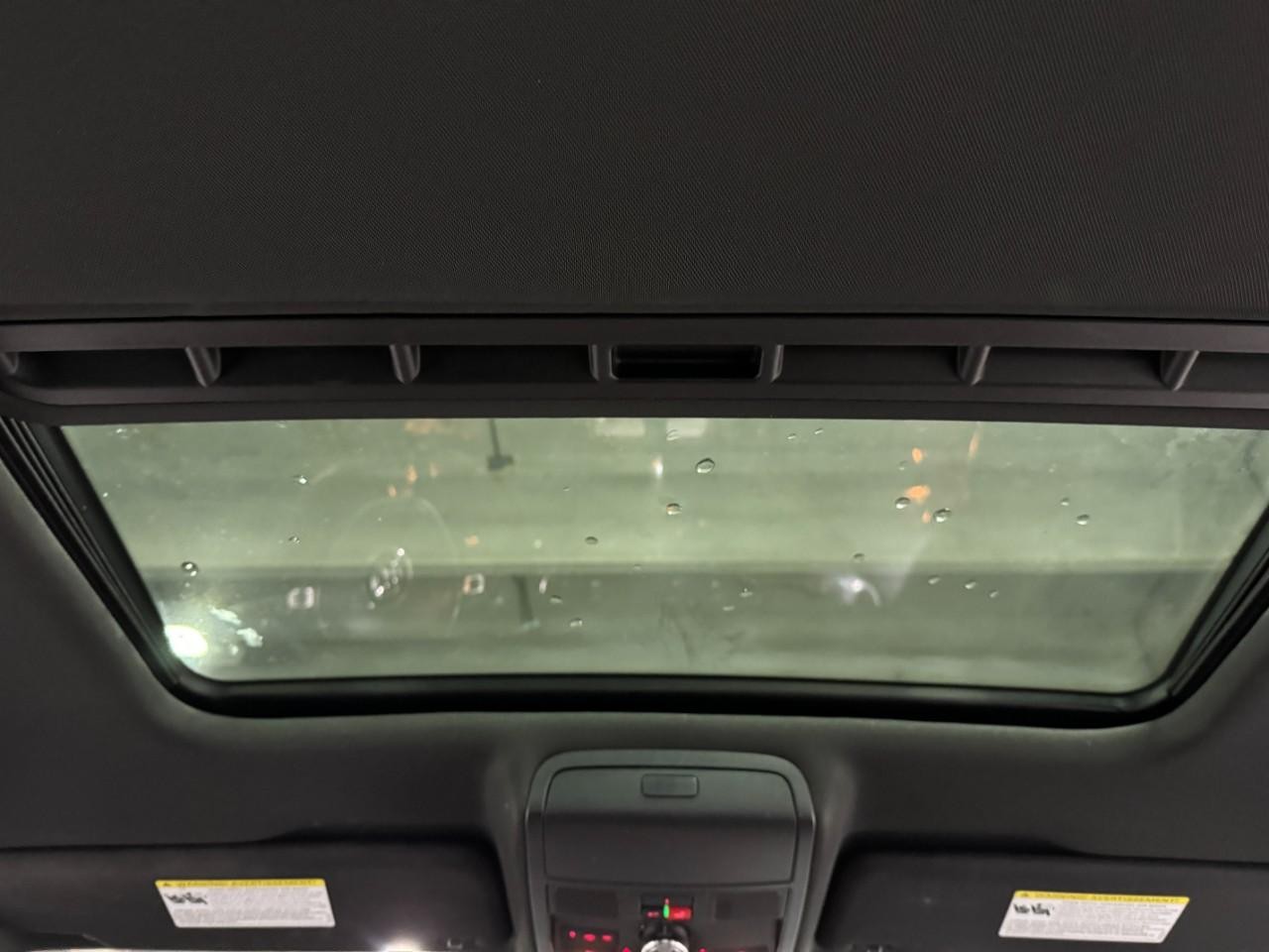 Volkswagen Passat Vehicle Full-screen Gallery Image 11