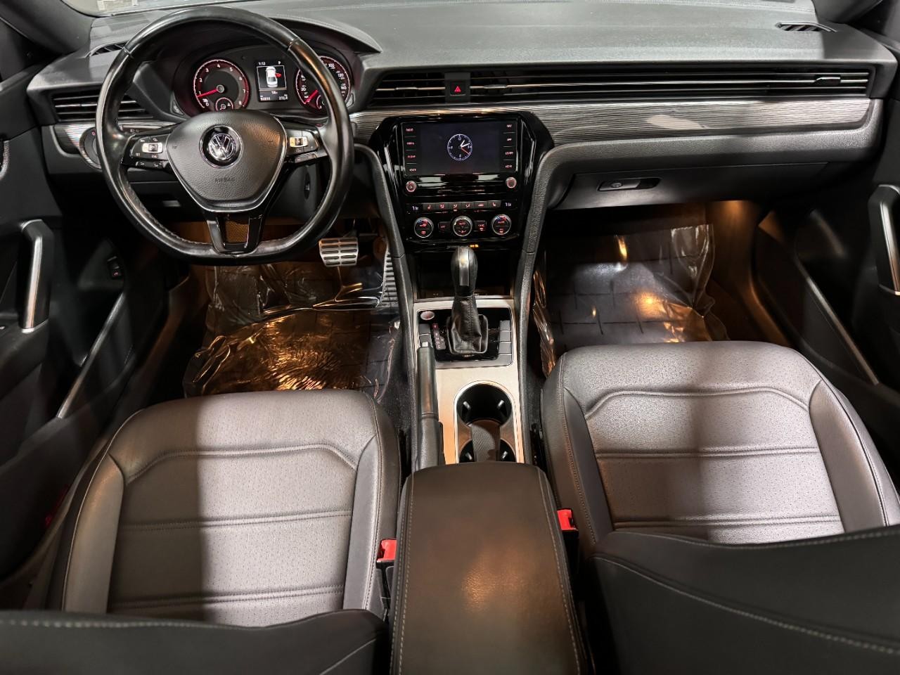 Volkswagen Passat Vehicle Full-screen Gallery Image 12