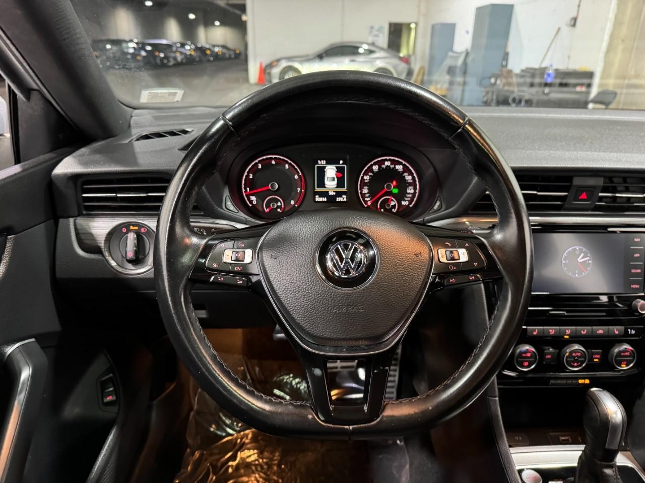 Volkswagen Passat Vehicle Full-screen Gallery Image 13