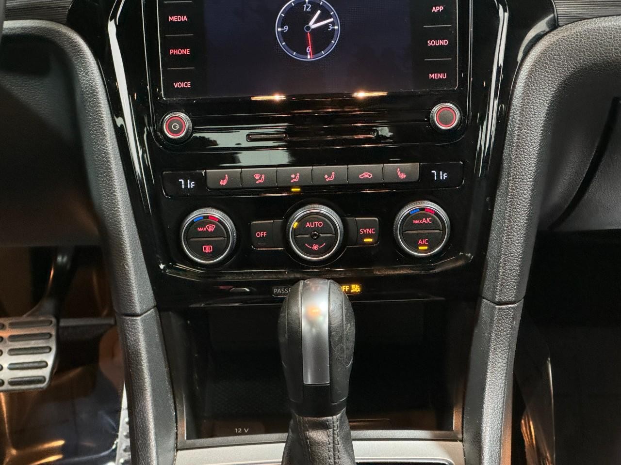 Volkswagen Passat Vehicle Full-screen Gallery Image 15