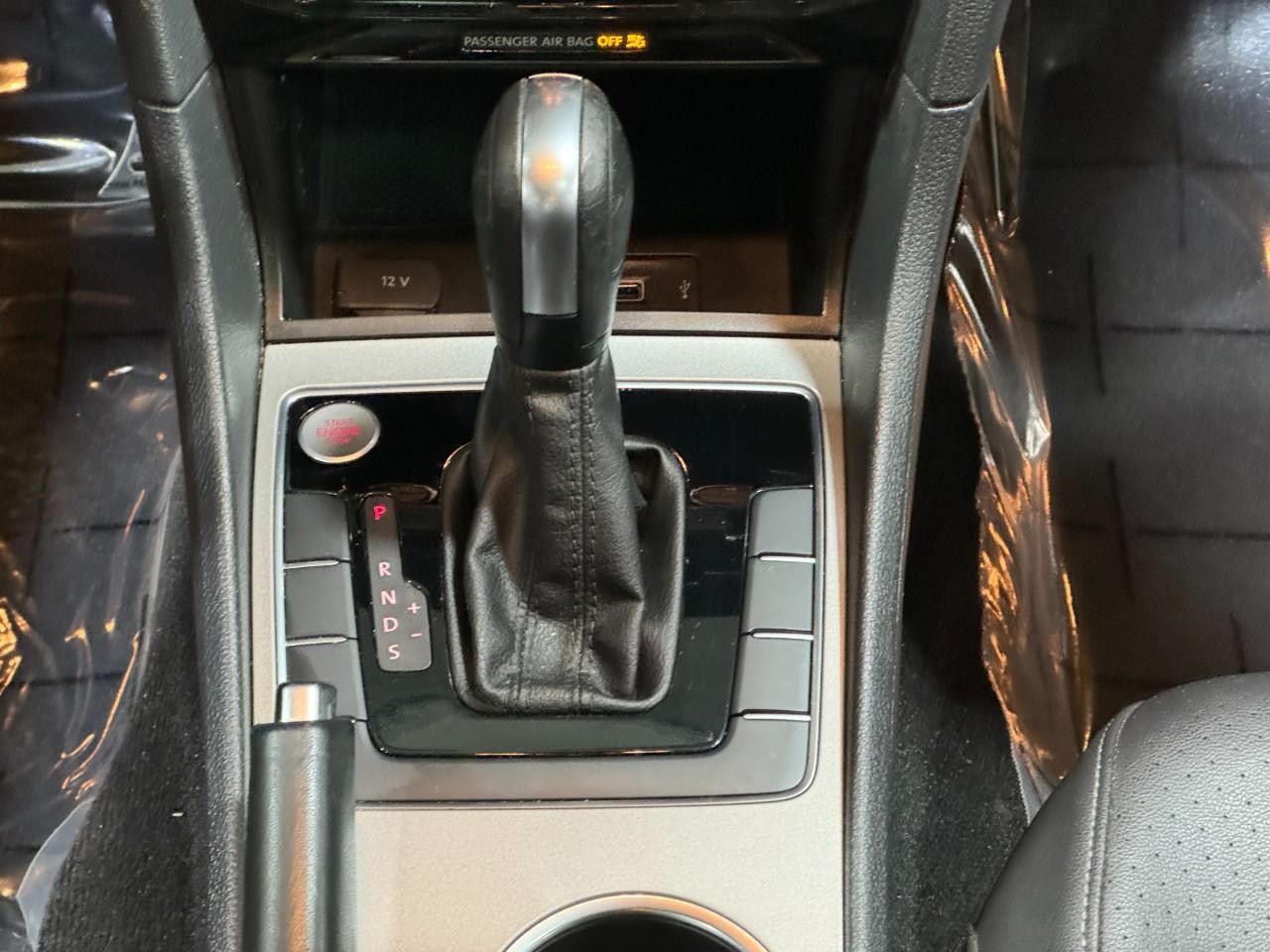 Volkswagen Passat Vehicle Full-screen Gallery Image 16