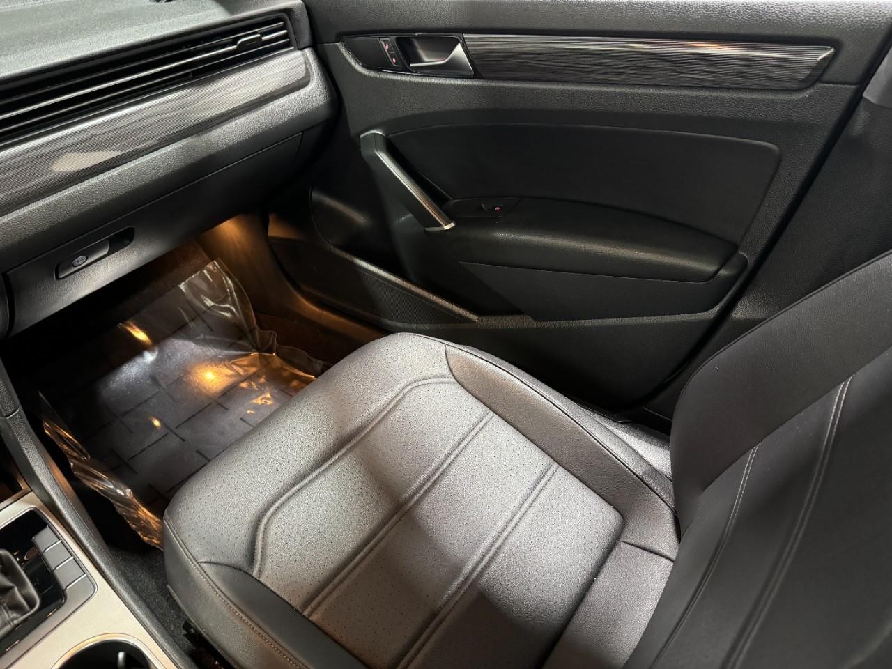 Volkswagen Passat Vehicle Full-screen Gallery Image 17