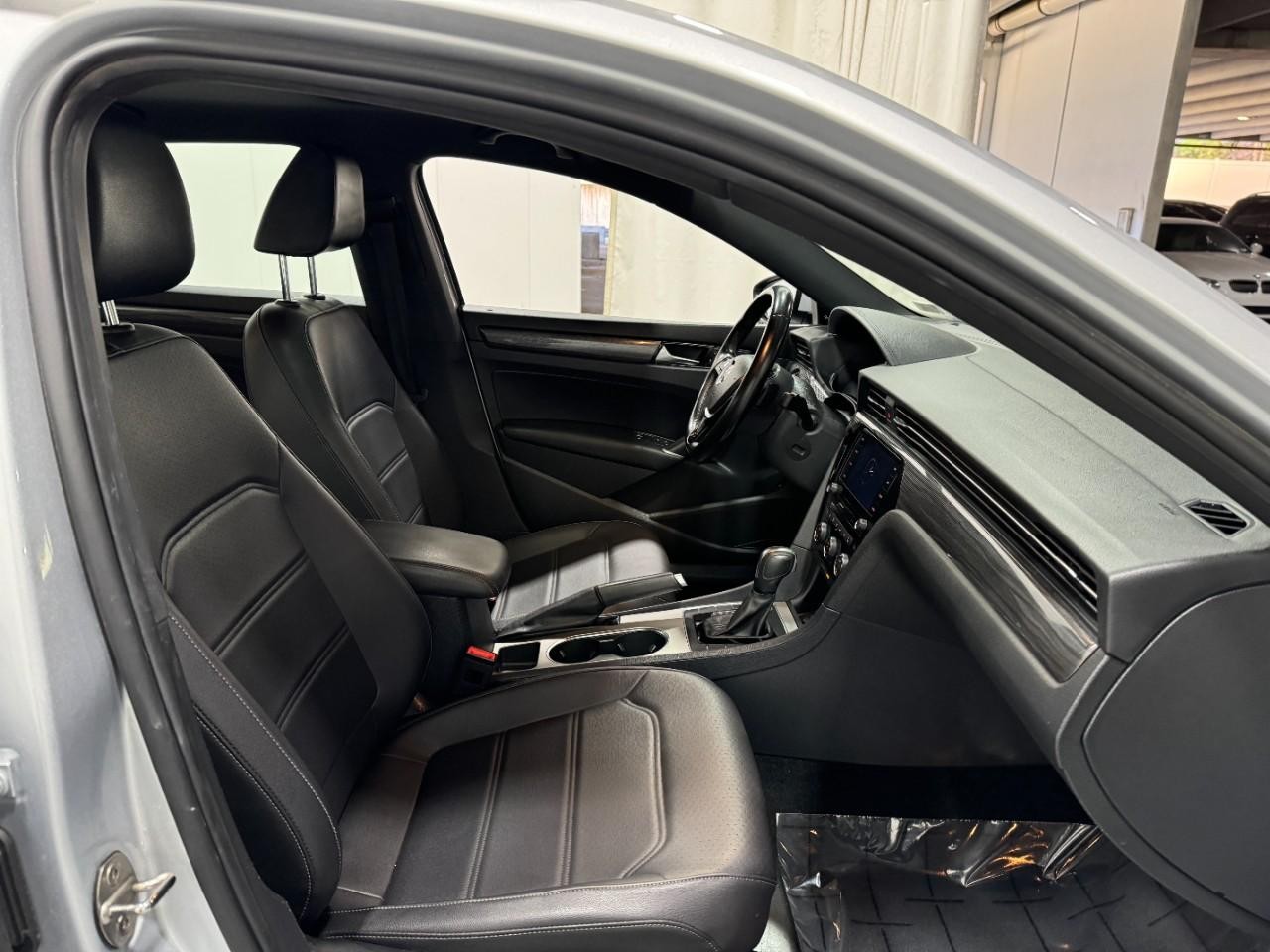 Volkswagen Passat Vehicle Full-screen Gallery Image 18