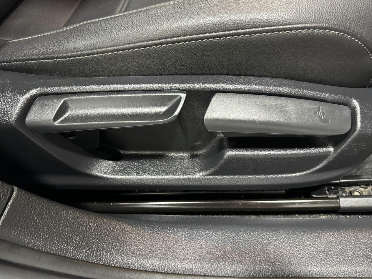 Volkswagen Passat Vehicle Full-screen Gallery Image 20