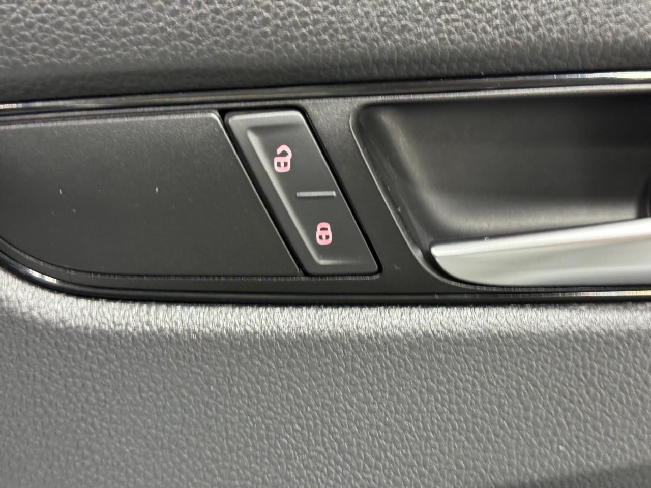 Volkswagen Passat Vehicle Full-screen Gallery Image 21