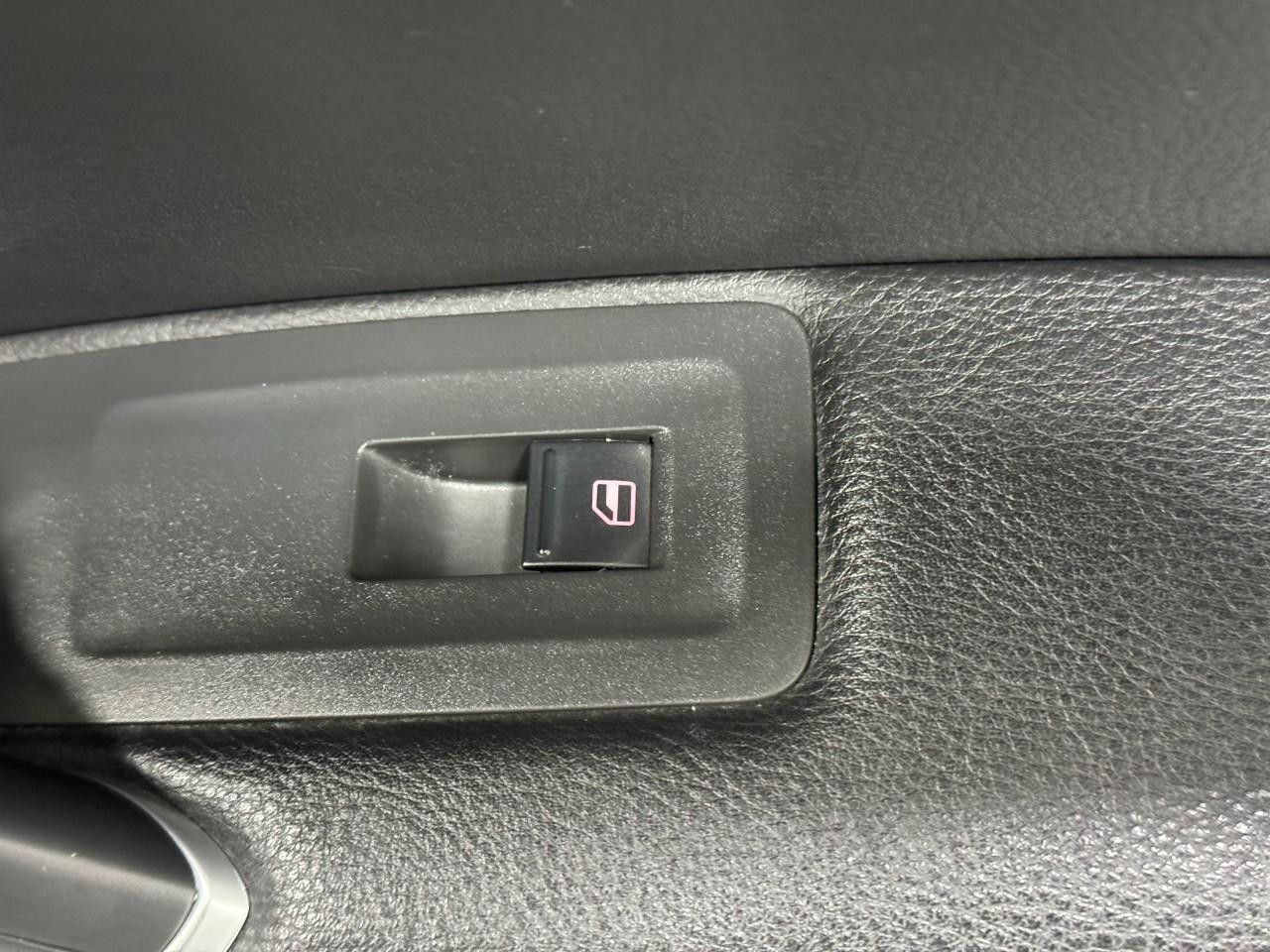 Volkswagen Passat Vehicle Full-screen Gallery Image 22