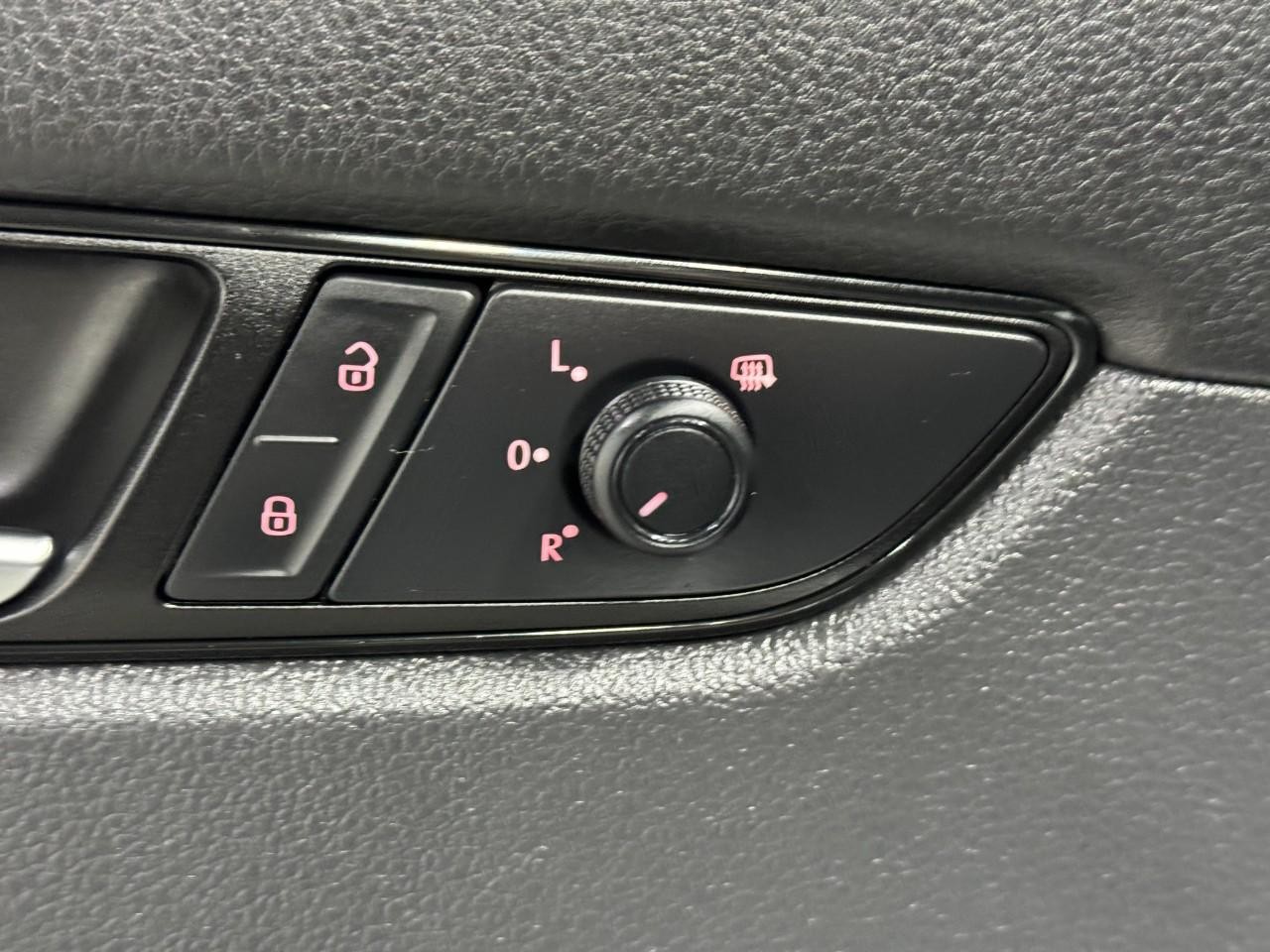 Volkswagen Passat Vehicle Full-screen Gallery Image 23