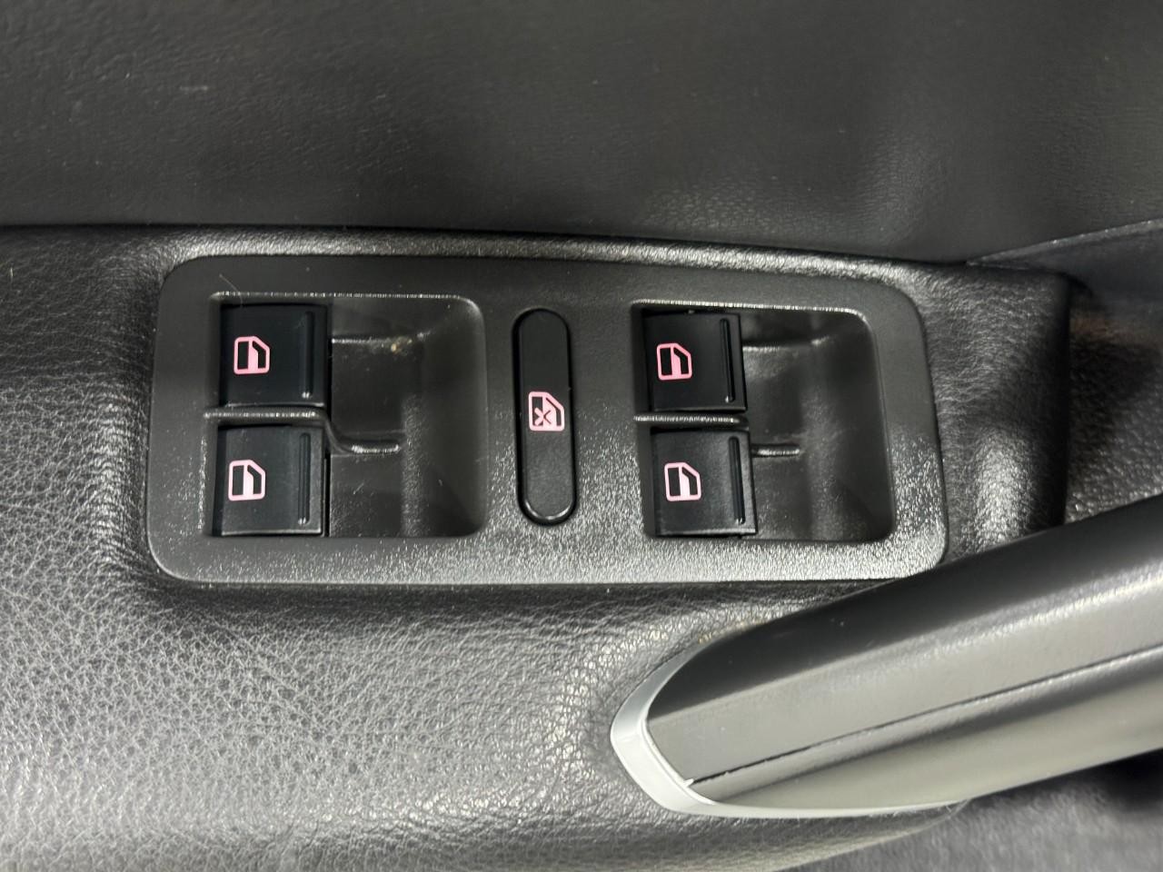 Volkswagen Passat Vehicle Full-screen Gallery Image 25