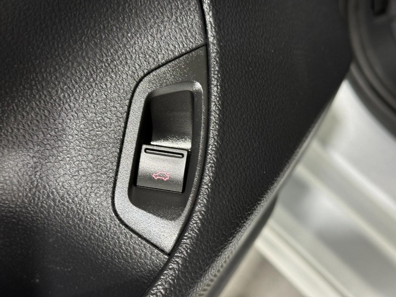 Volkswagen Passat Vehicle Full-screen Gallery Image 26