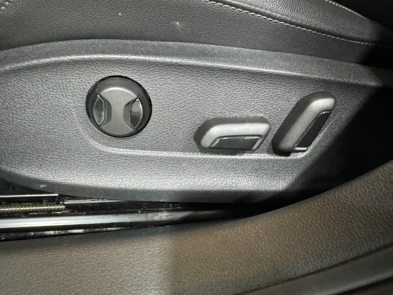 Volkswagen Passat Vehicle Full-screen Gallery Image 29