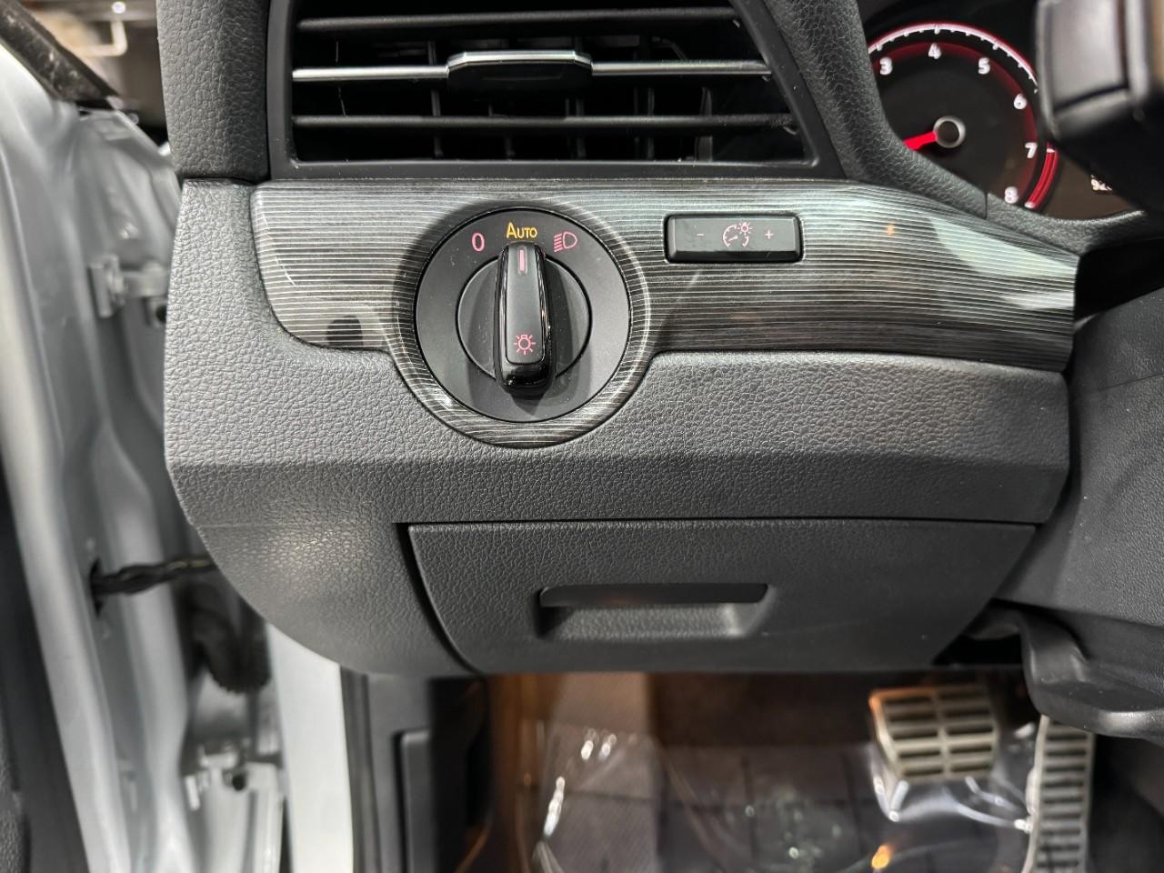 Volkswagen Passat Vehicle Full-screen Gallery Image 30