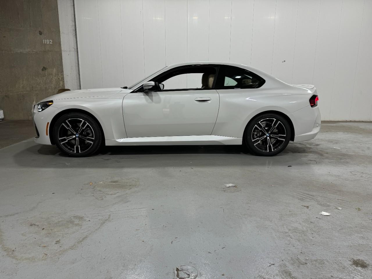 BMW 2 Series Vehicle Full-screen Gallery Image 2