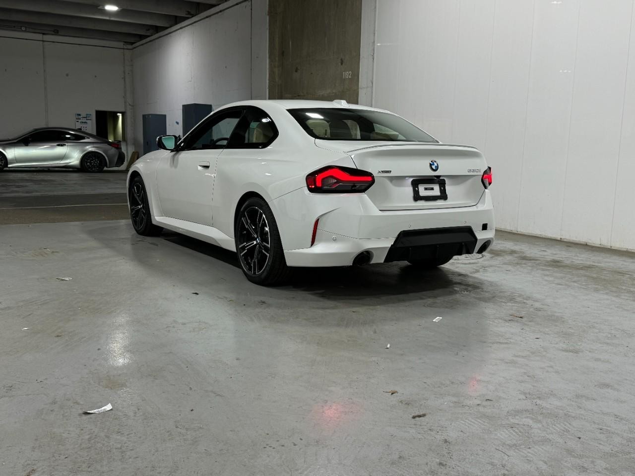 BMW 2 Series Vehicle Full-screen Gallery Image 3