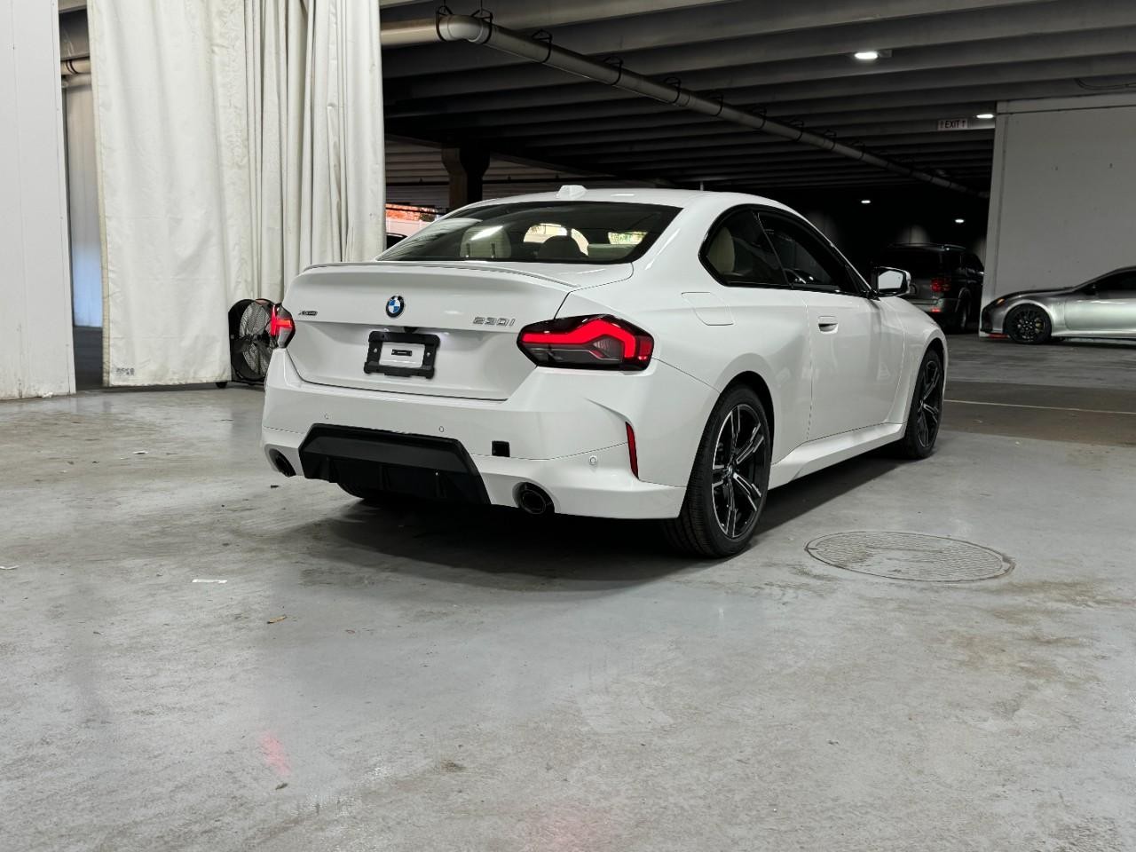 BMW 2 Series Vehicle Full-screen Gallery Image 4