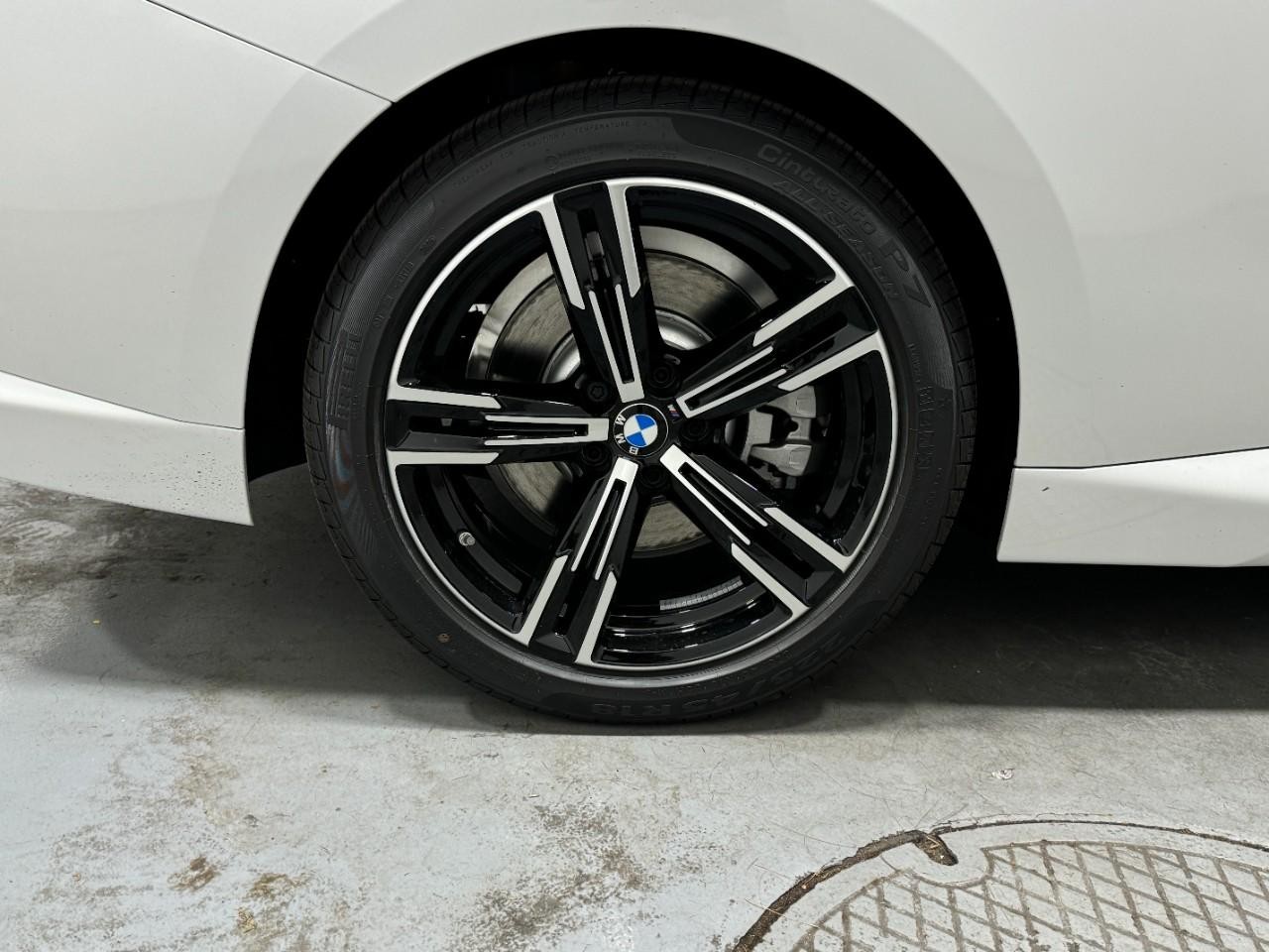 BMW 2 Series Vehicle Full-screen Gallery Image 5