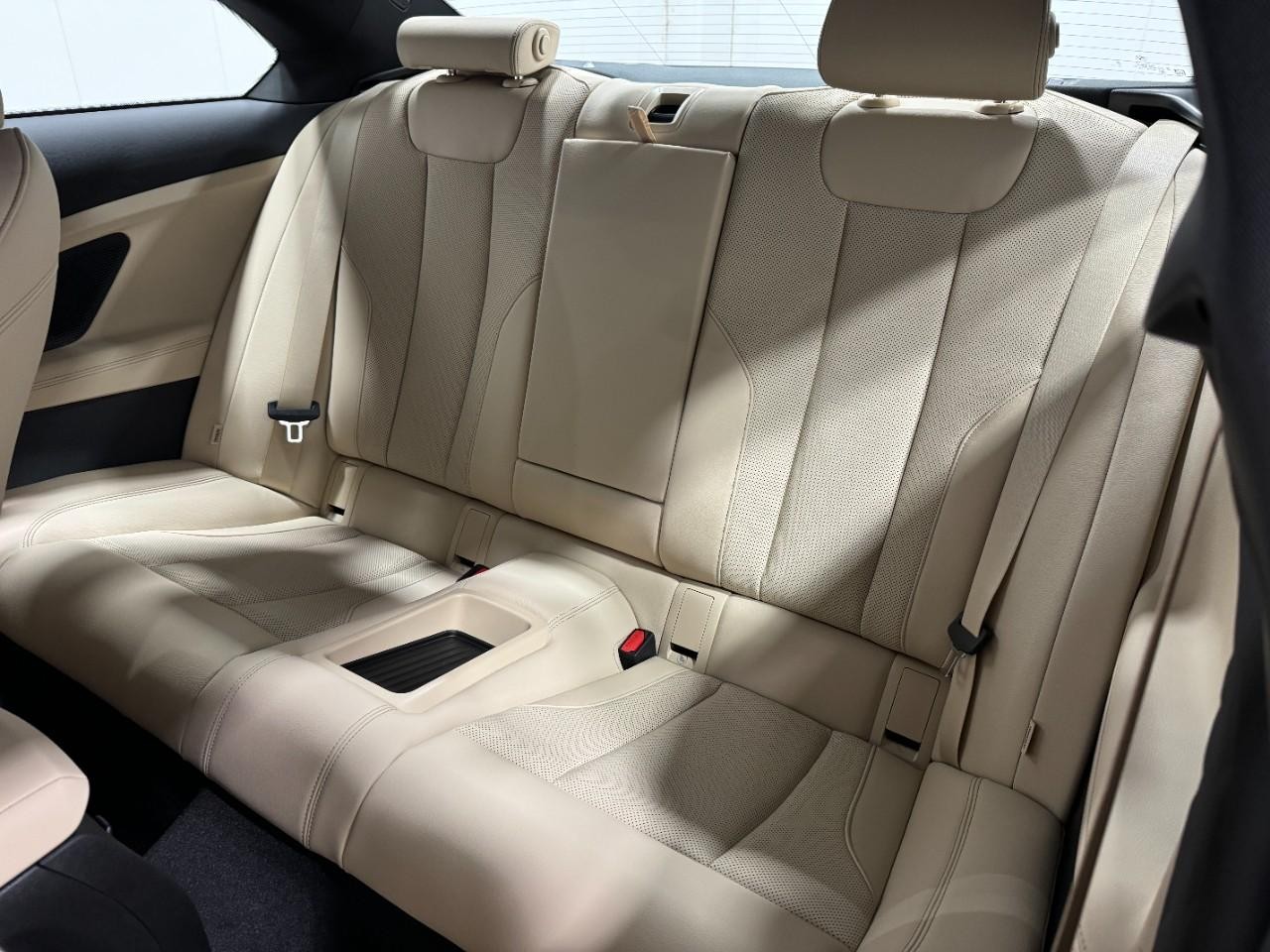 BMW 2 Series Vehicle Full-screen Gallery Image 8