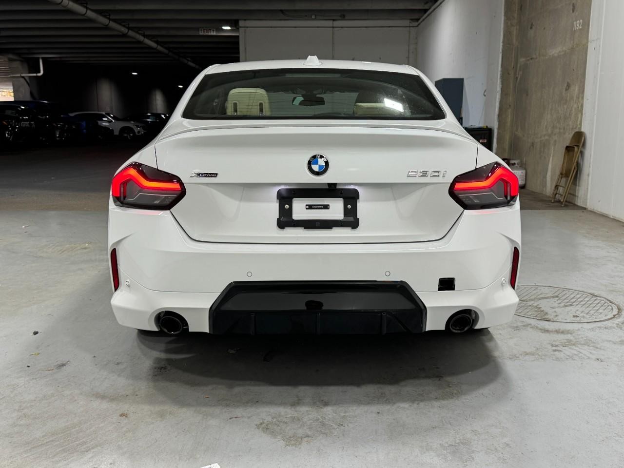 BMW 2 Series Vehicle Full-screen Gallery Image 9