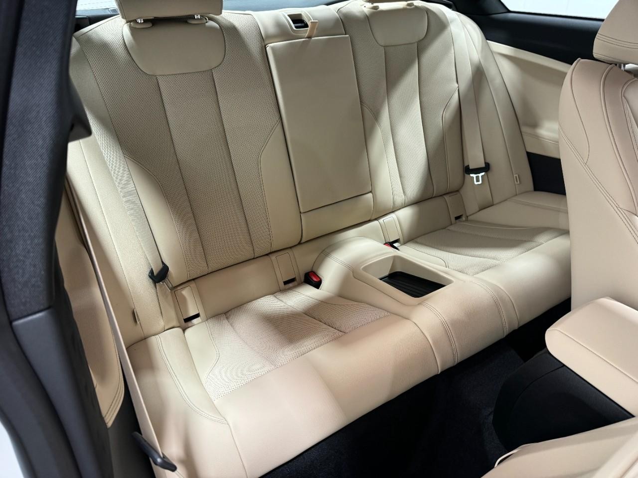 BMW 2 Series Vehicle Full-screen Gallery Image 10