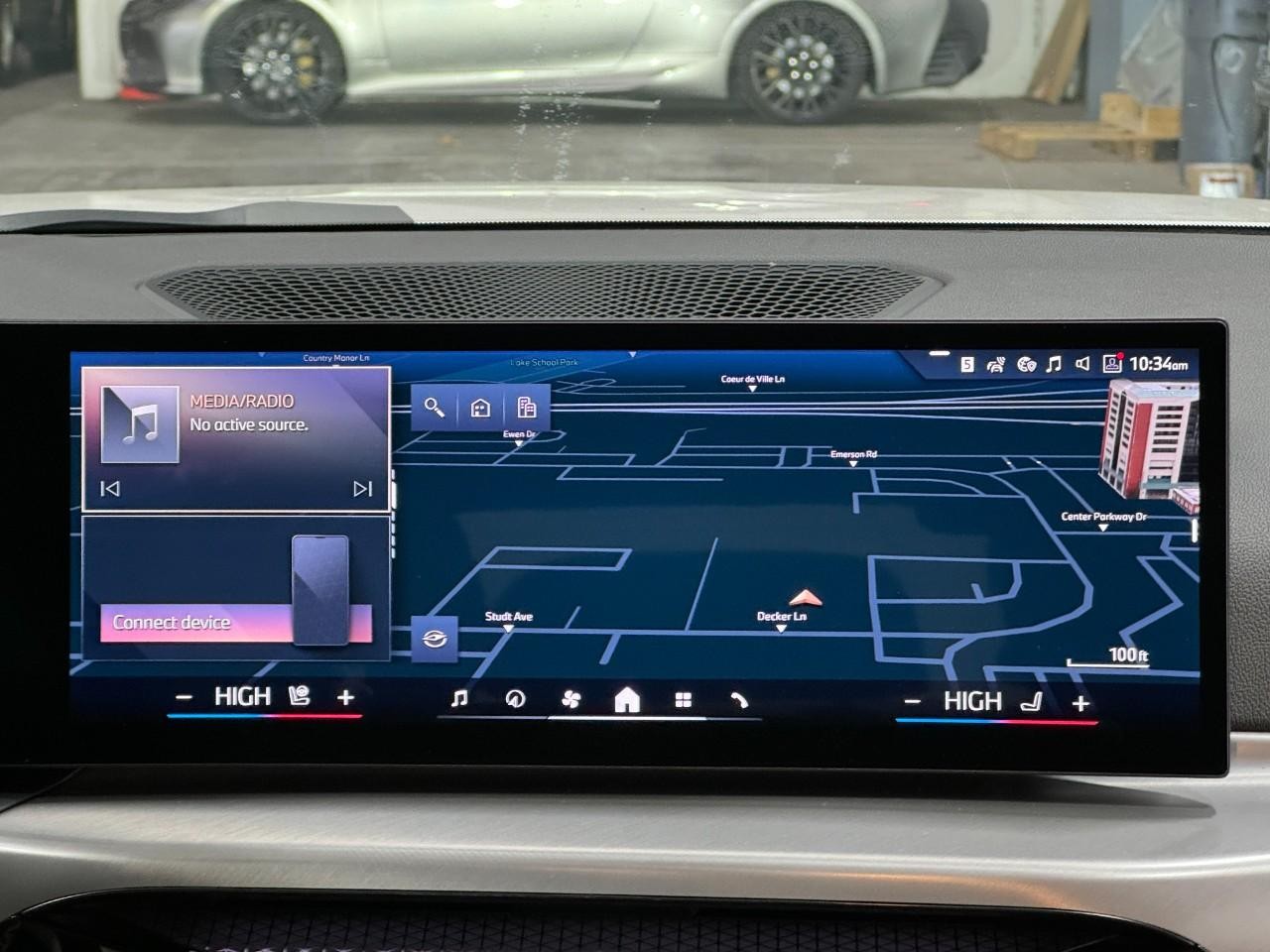 BMW 2 Series Vehicle Full-screen Gallery Image 13