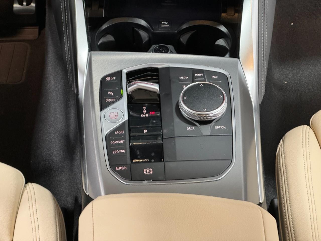 BMW 2 Series Vehicle Full-screen Gallery Image 15