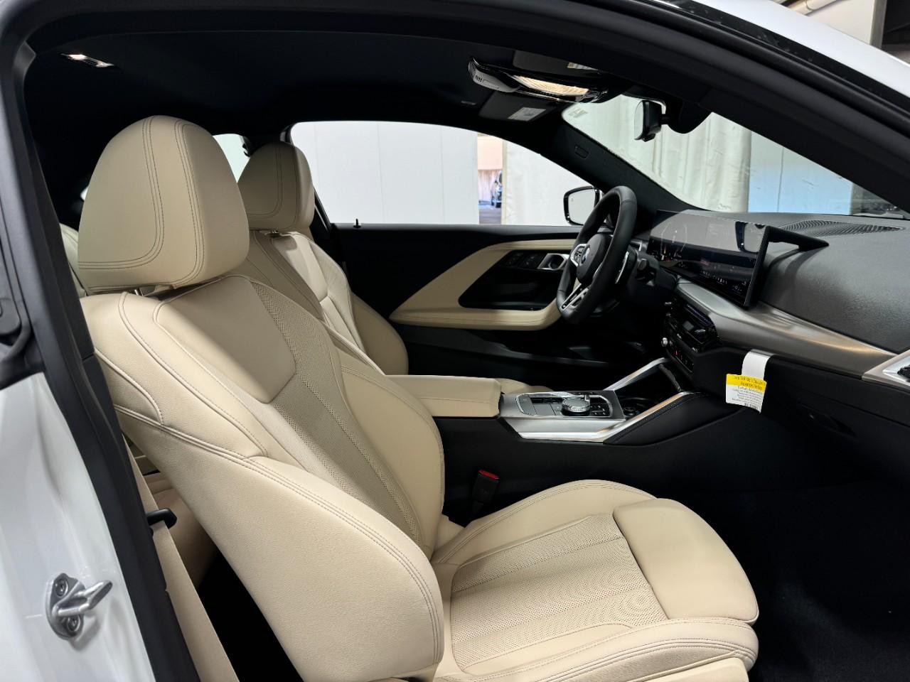 BMW 2 Series Vehicle Full-screen Gallery Image 17