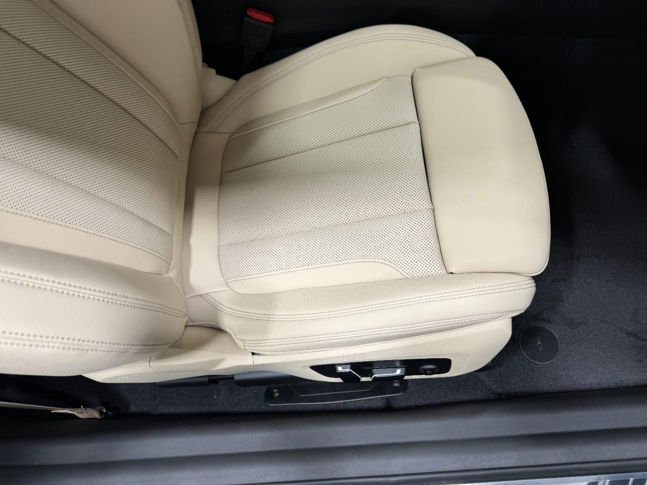 BMW 2 Series Vehicle Full-screen Gallery Image 18