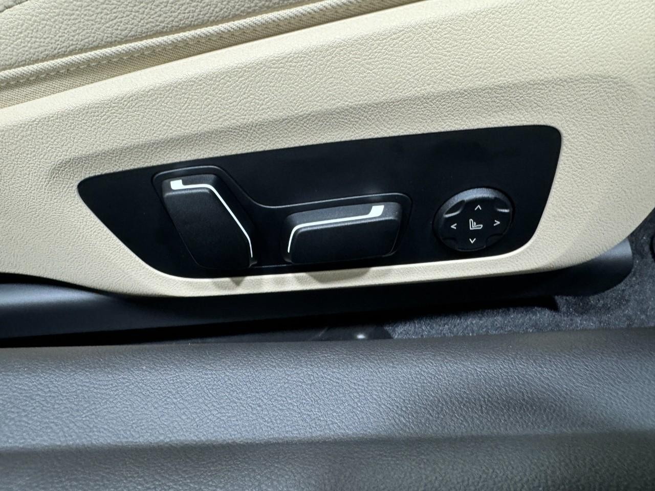 BMW 2 Series Vehicle Full-screen Gallery Image 19