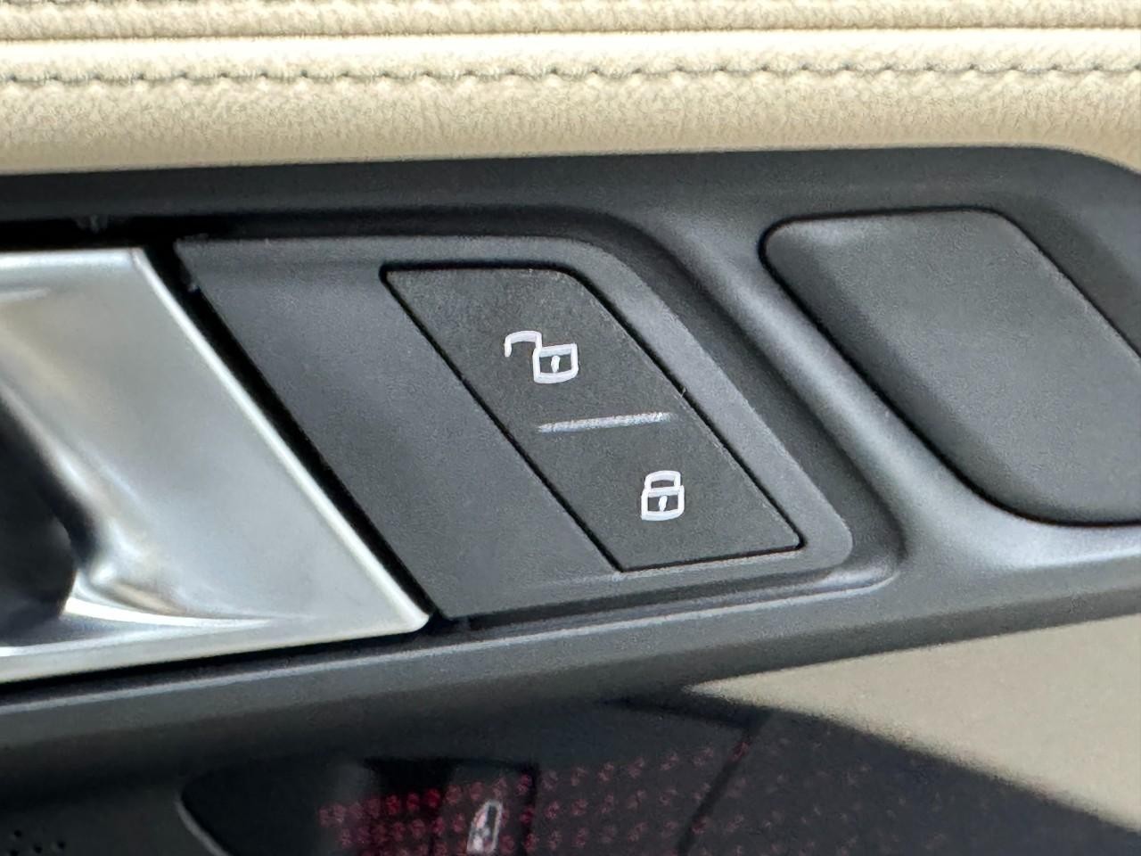 BMW 2 Series Vehicle Full-screen Gallery Image 20