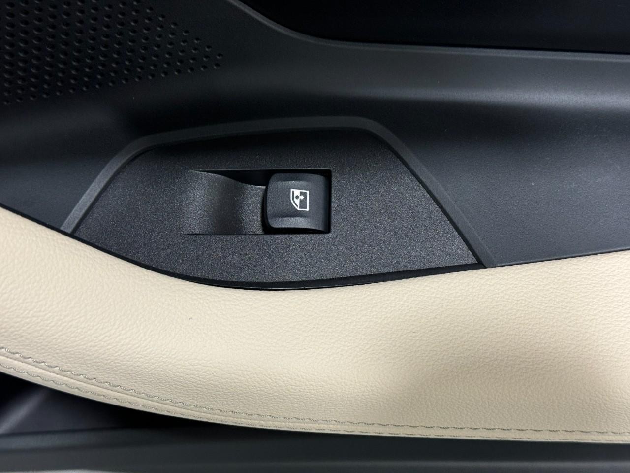 BMW 2 Series Vehicle Full-screen Gallery Image 21