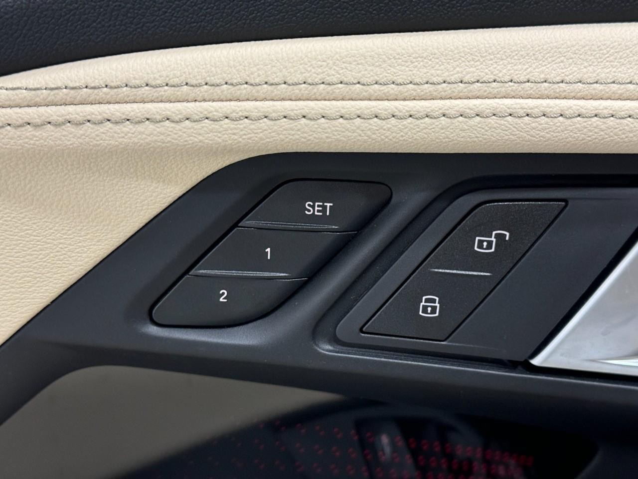 BMW 2 Series Vehicle Full-screen Gallery Image 22