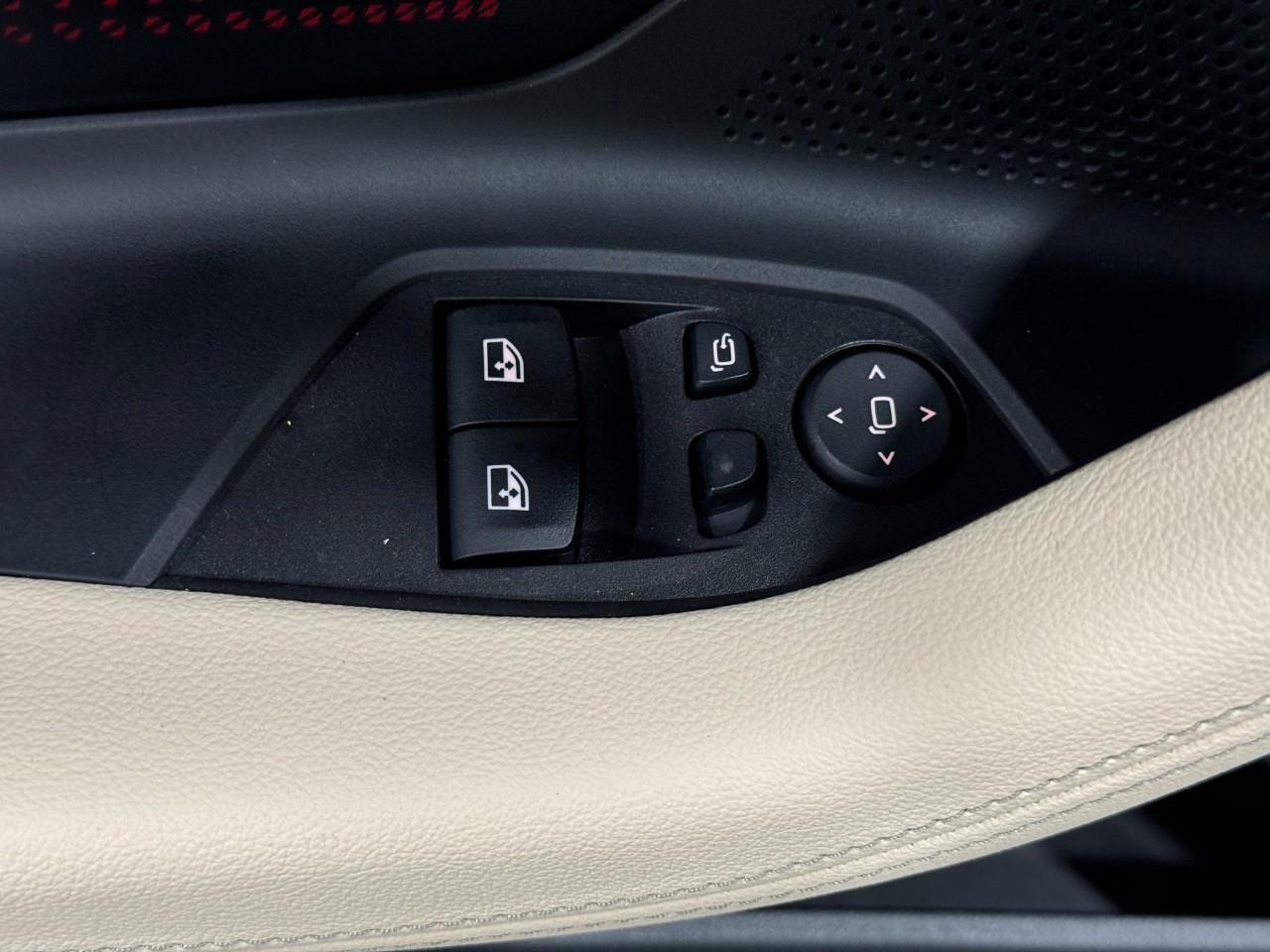 BMW 2 Series Vehicle Full-screen Gallery Image 23