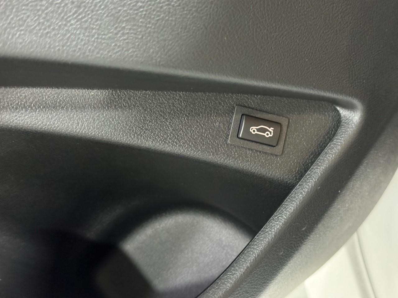 BMW 2 Series Vehicle Full-screen Gallery Image 24