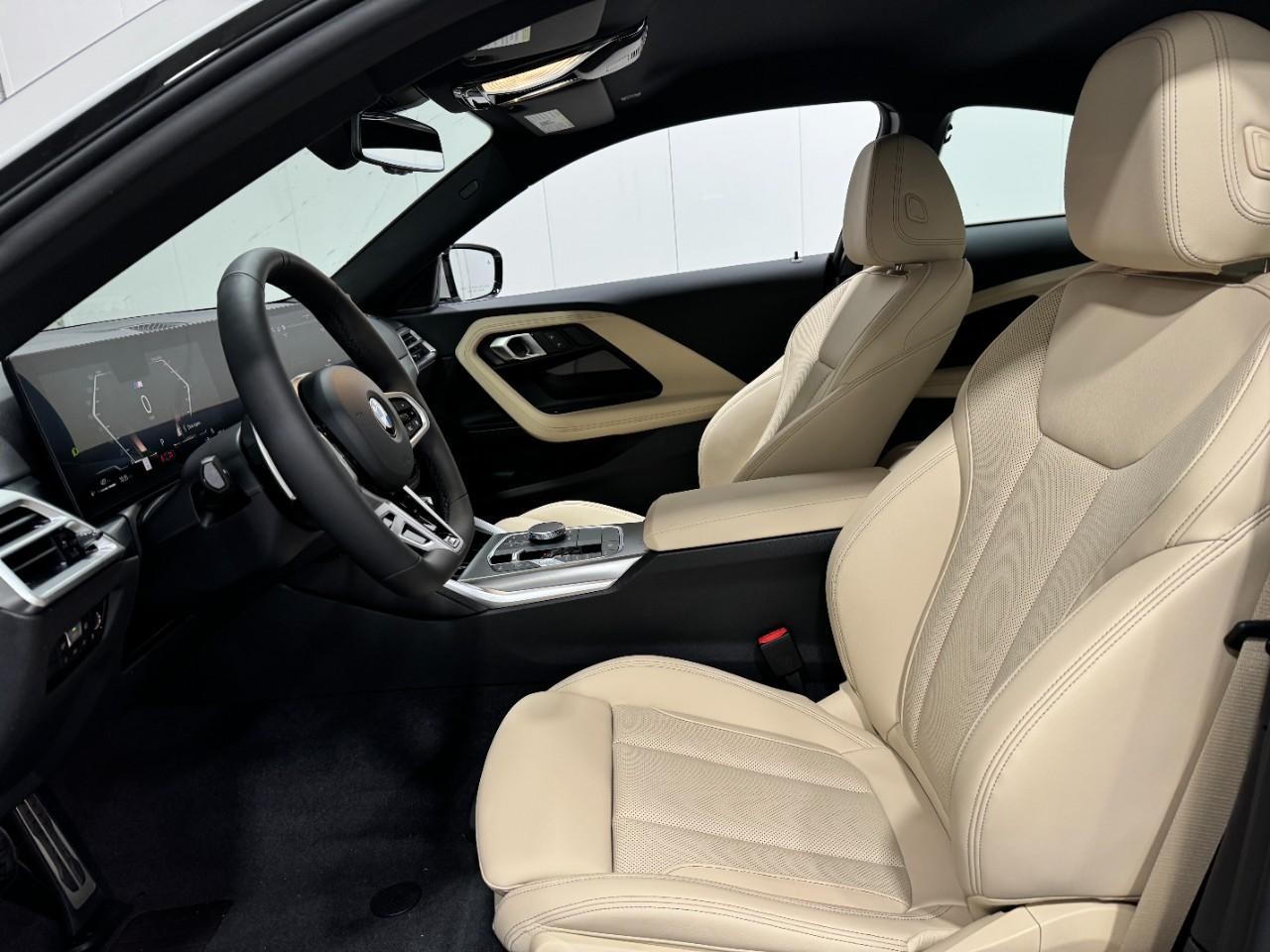 BMW 2 Series Vehicle Full-screen Gallery Image 25