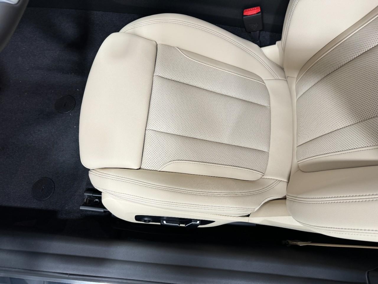 BMW 2 Series Vehicle Full-screen Gallery Image 26