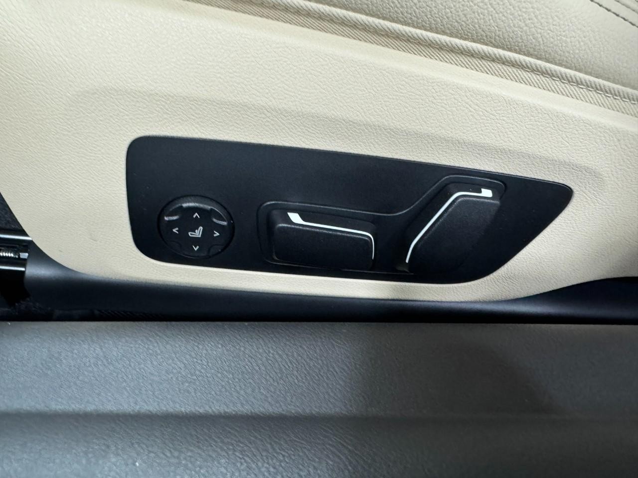 BMW 2 Series Vehicle Full-screen Gallery Image 27