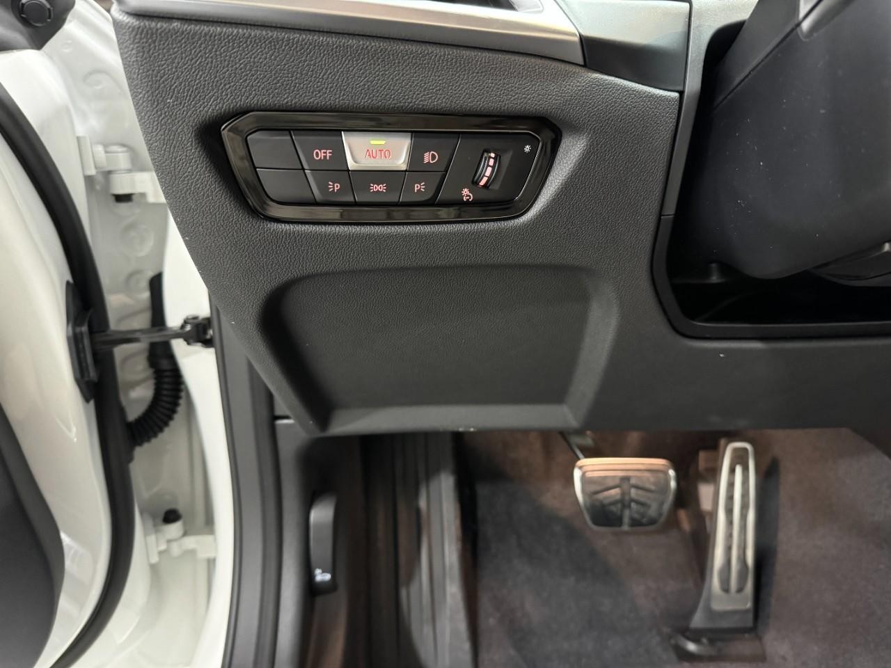 BMW 2 Series Vehicle Full-screen Gallery Image 28