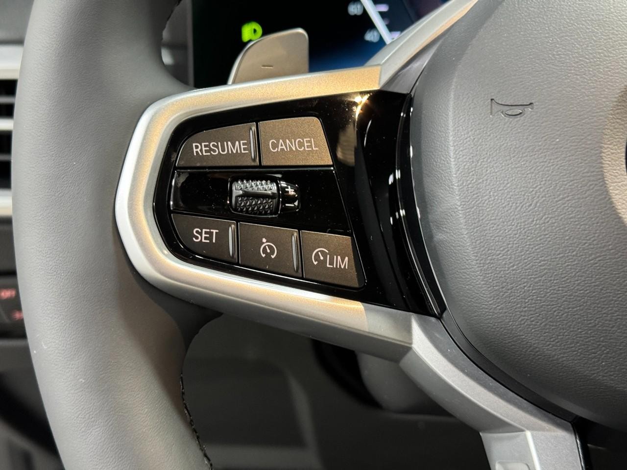 BMW 2 Series Vehicle Full-screen Gallery Image 29