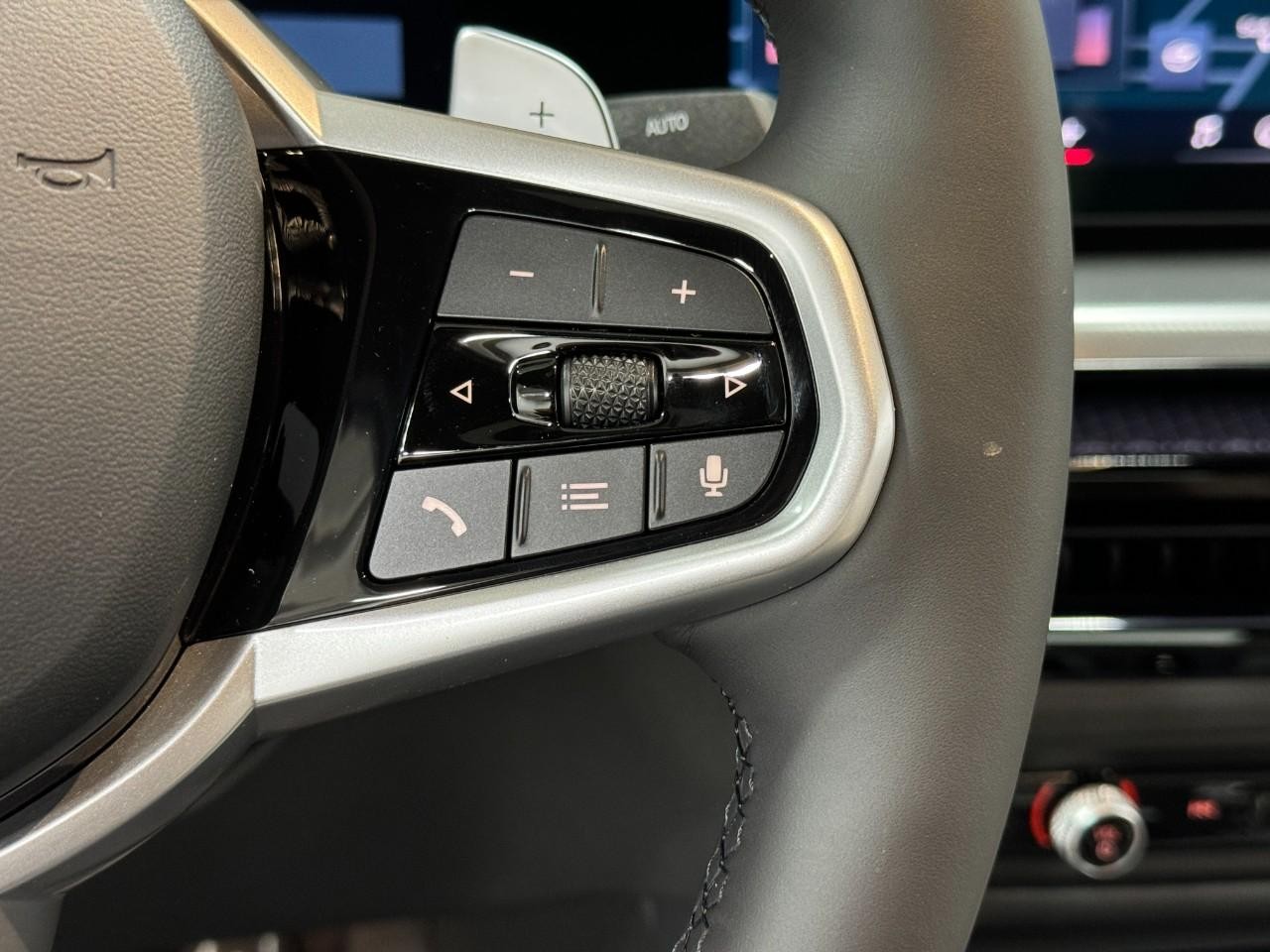 BMW 2 Series Vehicle Full-screen Gallery Image 30