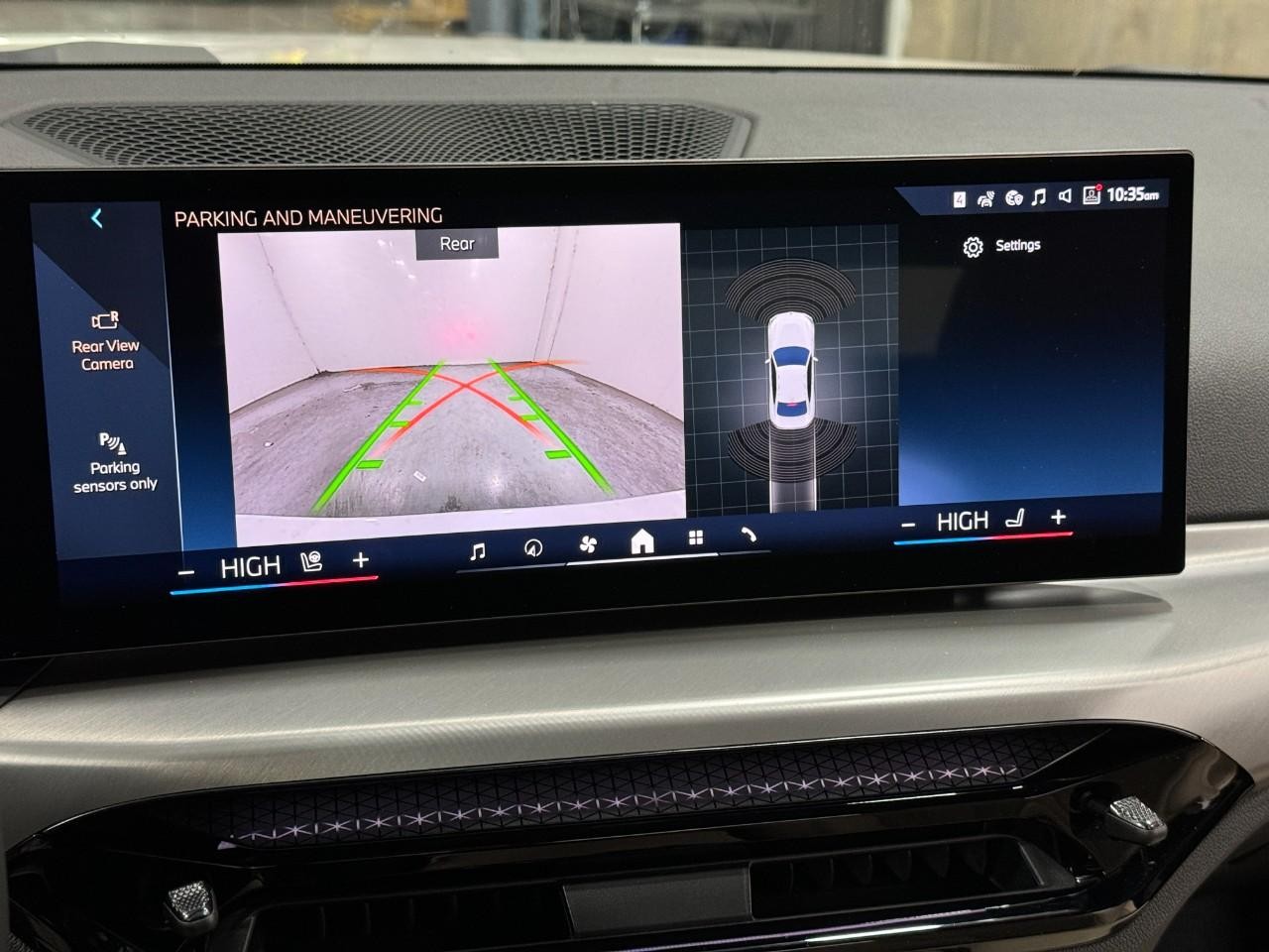 BMW 2 Series Vehicle Full-screen Gallery Image 32