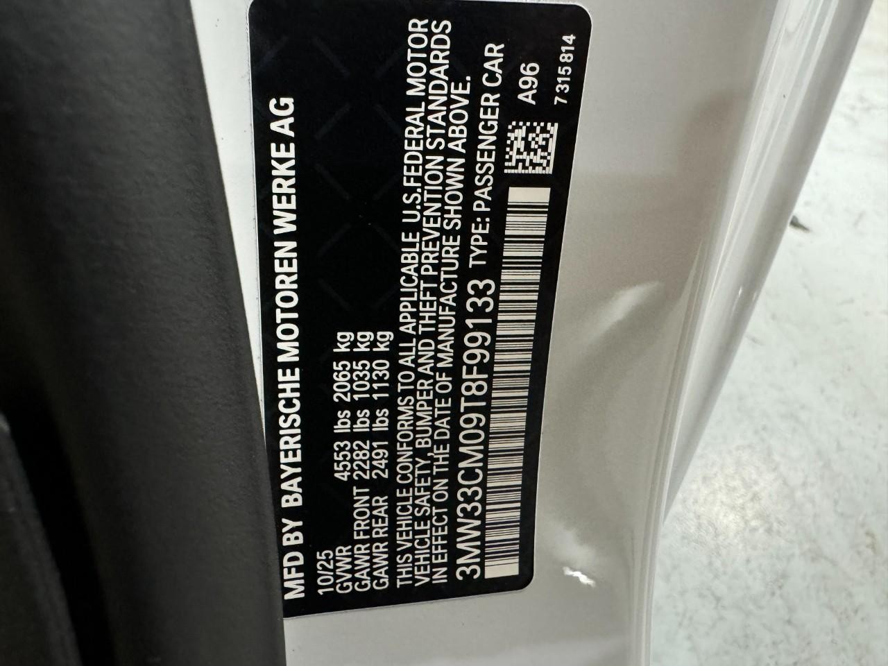 BMW 2 Series Vehicle Full-screen Gallery Image 33