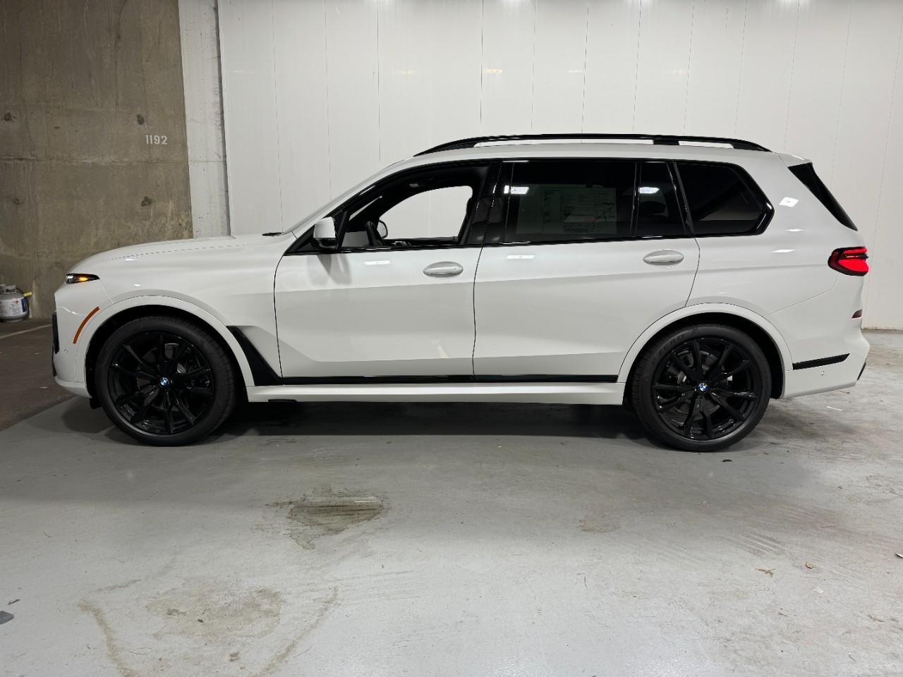 BMW X7 Vehicle Full-screen Gallery Image 2