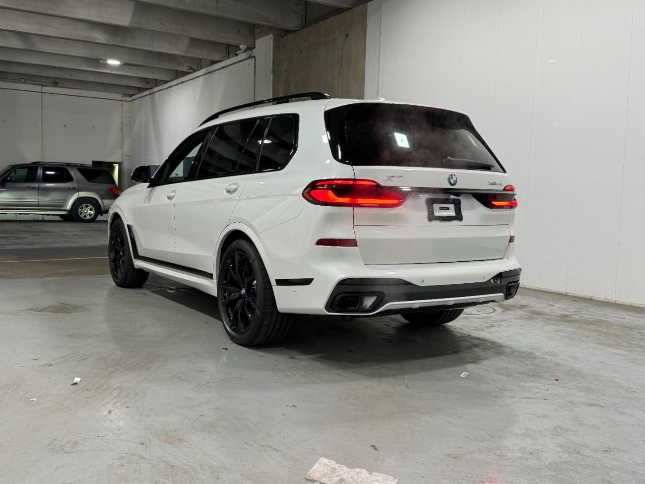 BMW X7 Vehicle Full-screen Gallery Image 3