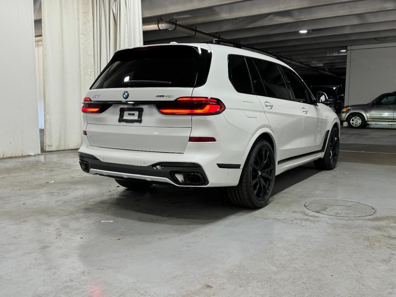 BMW X7 Vehicle Full-screen Gallery Image 4