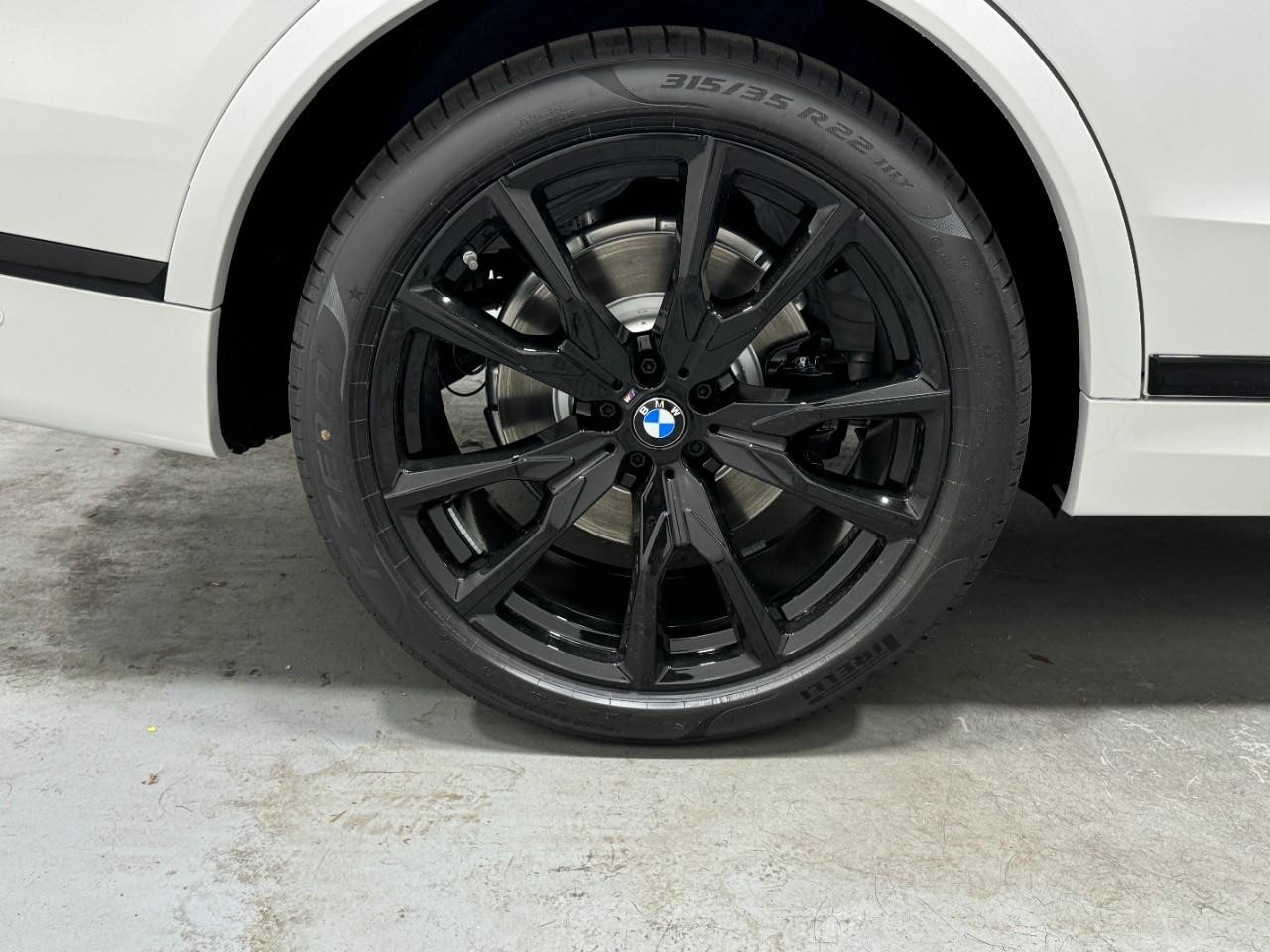 BMW X7 Vehicle Full-screen Gallery Image 5