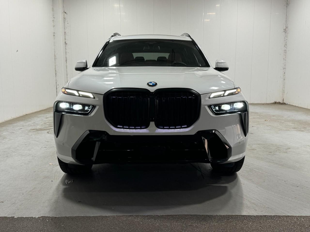 BMW X7 Vehicle Full-screen Gallery Image 7