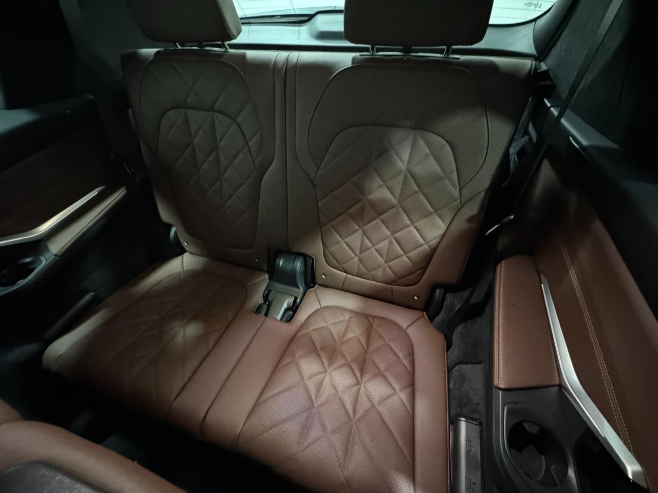 BMW X7 Vehicle Full-screen Gallery Image 8